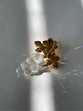 Swarovski Crystal Grape Cluster Gold toned Leaf Brooch Stamped Vintage